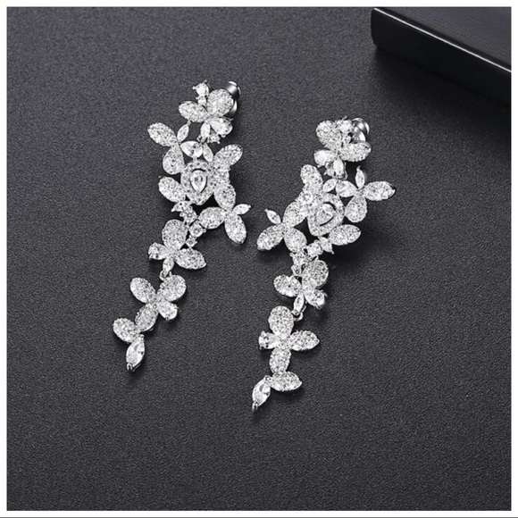 Swarovski Crystals The Cierro Dangle Earrings - Picture 1 of 4